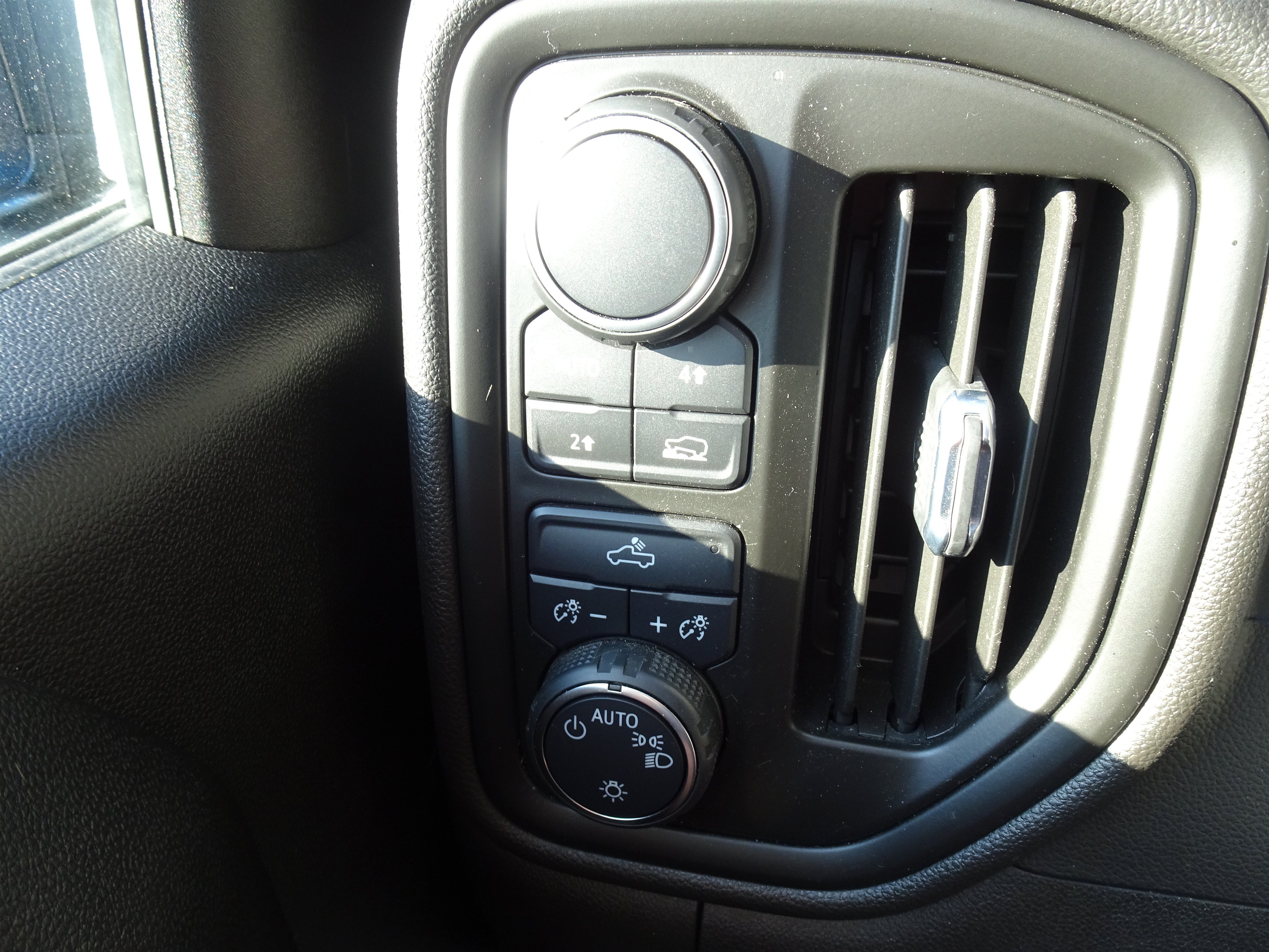 Used 2022 Chevrolet Silverado 1500 Custom AWD/4WD image 24