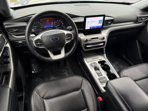 Certified 2022 Ford Explorer XLT w/ Equipment Group 202A image 15