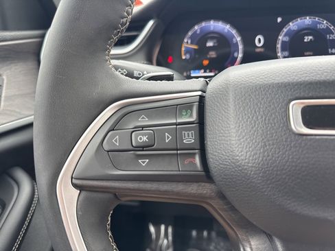 Used 2023 Jeep Grand Cherokee Limited w/ Luxury Tech Group II image 13