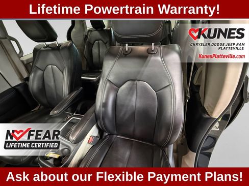 Used 2023 Chrysler Pacifica Touring-L FWD image 23