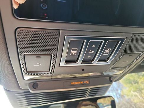 New 2024 Land Rover Discovery Metropolitan Edition image 21