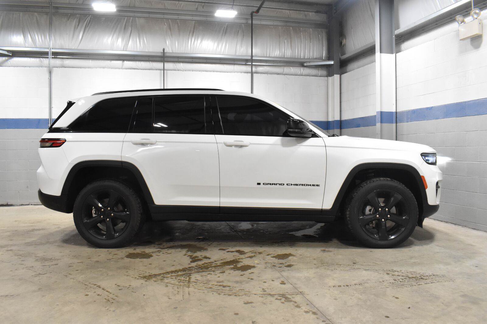 Used 2024 Jeep Grand Cherokee Altitude AWD/4WD image 24