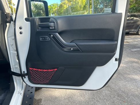 Used 2018 Jeep Wrangler Unlimited Rubicon image 25