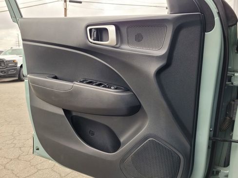 Used 2025 Hyundai Venue SEL FWD image 25