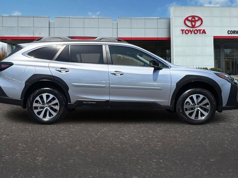 Used 2025 Subaru Outback Premium AWD/4WD image 3