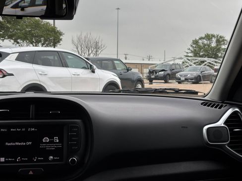 Used 2025 Kia Soul LX w/ LX Technology Package FWD image 35