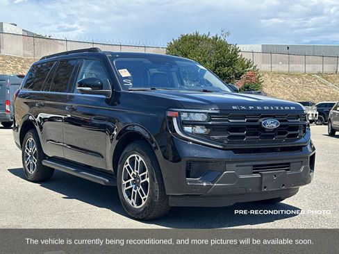 Used 2025 Ford Expedition Active AWD/4WD image 8