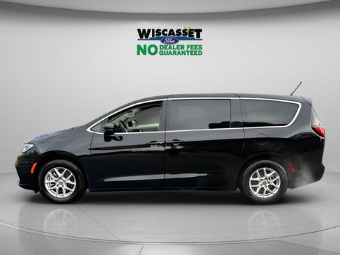 Used 2024 Chrysler Pacifica Touring-L FWD image 2