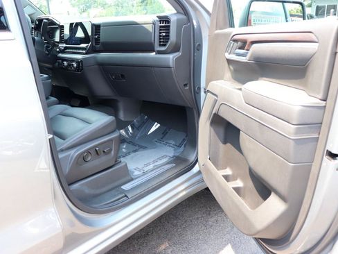 Used 2025 GMC Sierra 1500 SLT AWD/4WD image 15