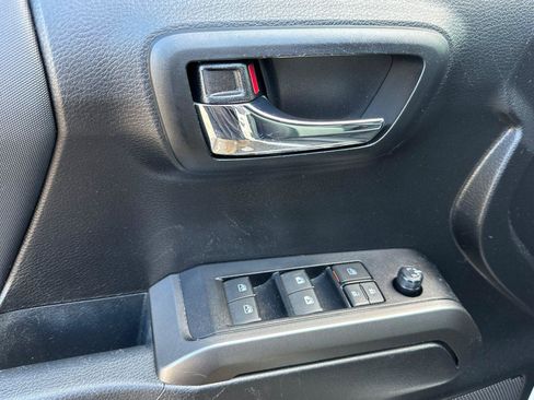 Used 2022 Toyota Tacoma TRD Off-Road image 10