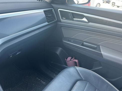 Used 2022 Volkswagen Atlas SEL Premium image 31