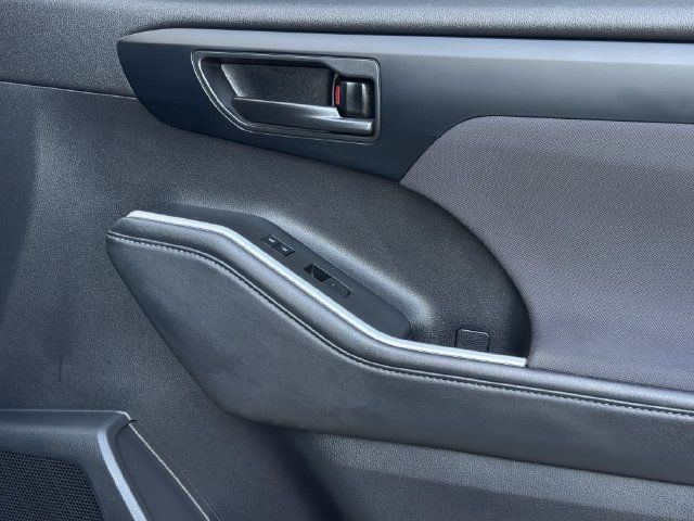 Used 2022 Toyota Highlander LE FWD image 28