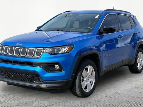 Used 2022 Jeep Compass Latitude w/ Sun and Sound Group AWD/4WD image 3