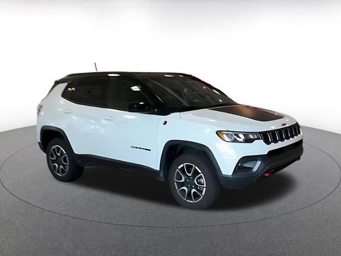 Used 2025 Jeep Compass Trailhawk AWD/4WD image 2