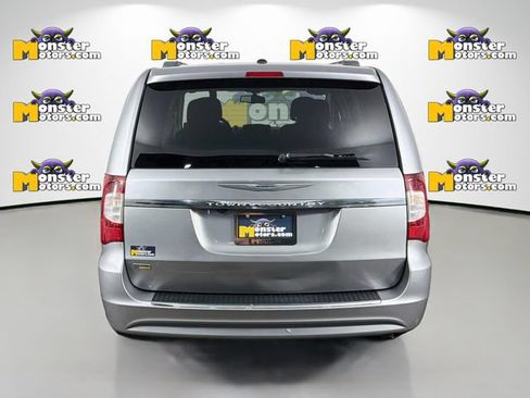 Used 2016 Chrysler Town & Country Touring FWD image 6