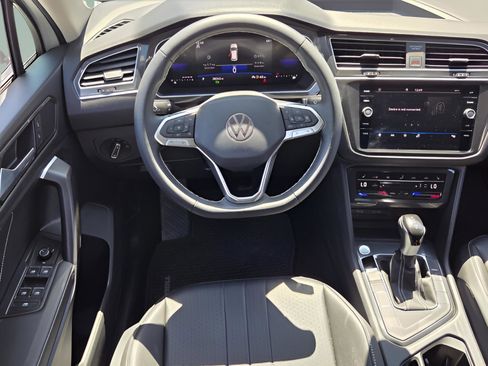 Used 2023 Volkswagen Tiguan SE image 11