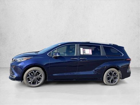 Used 2025 Toyota Sienna Platinum image 4