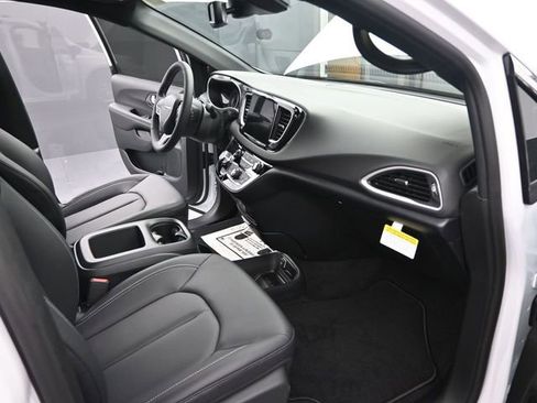 Used 2025 Chrysler Voyager LX FWD image 22