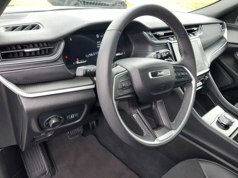 Used 2024 Jeep Grand Cherokee L Laredo image 11