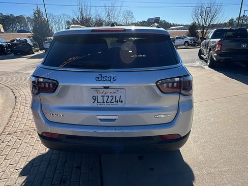 Used 2024 Jeep Compass Latitude image 9