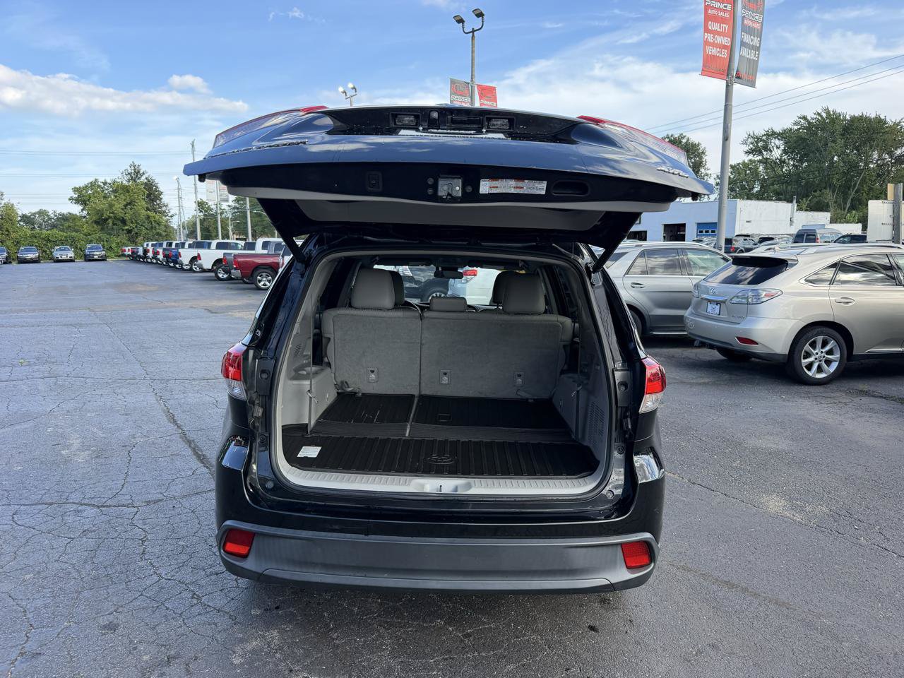 Used 2017 Toyota Highlander Plus AWD/4WD image 12