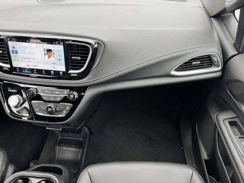 New 2026 Chrysler Pacifica Select image 15