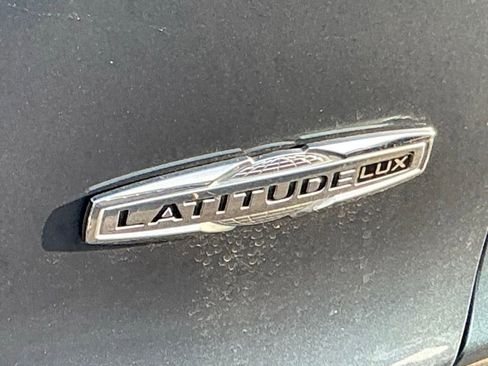 Used 2021 Jeep Cherokee Latitude Lux w/ Comfort/Convenience Group image 6