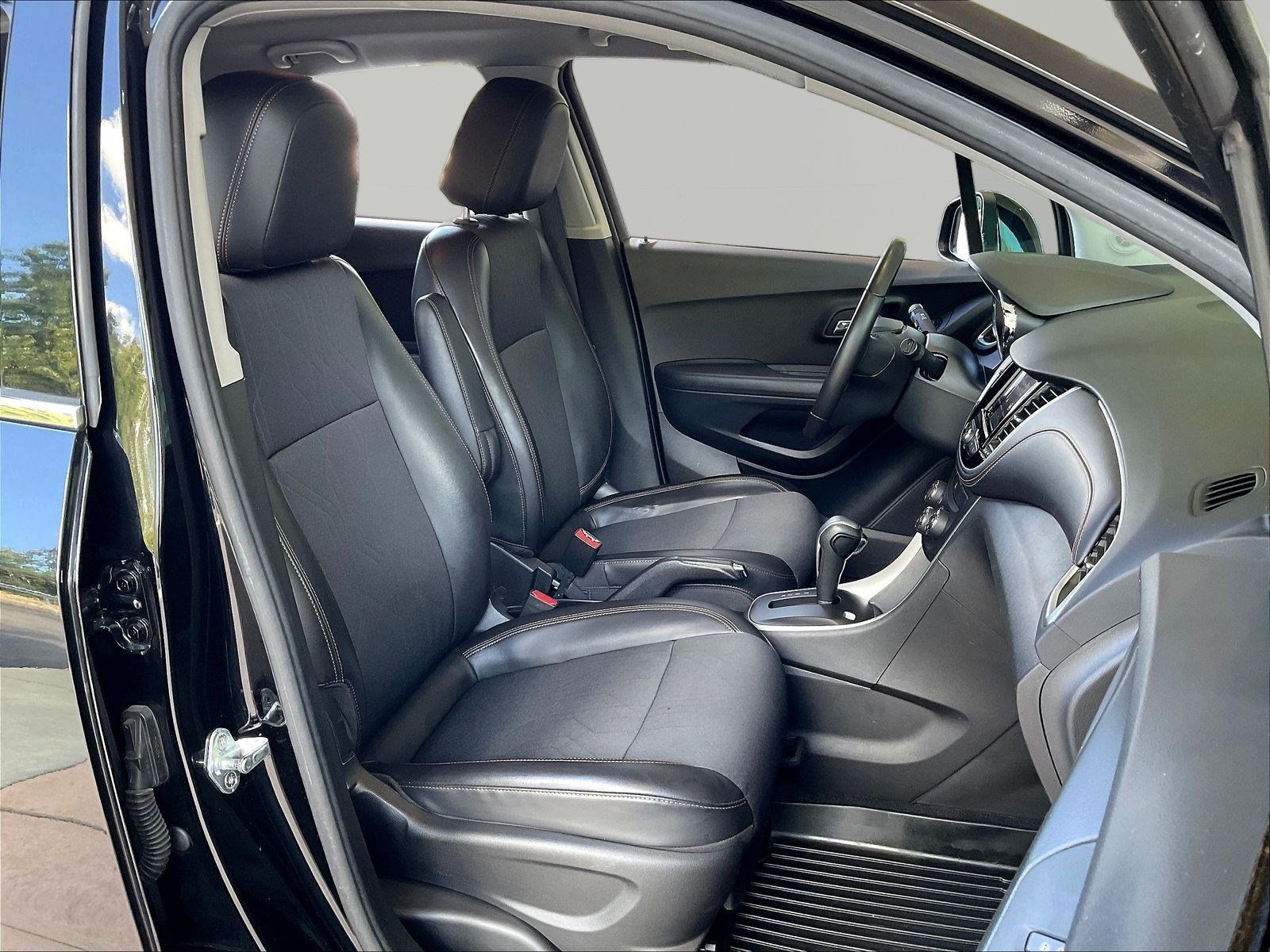 Used 2020 Chevrolet Trax LT w/ LT Convenience Package FWD image 28