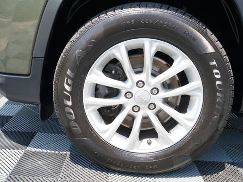Used 2019 Jeep Cherokee Latitude w/ Popular Appearance Group AWD/4WD image 49