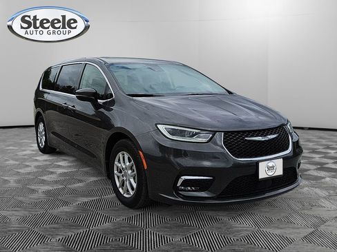 Certified 2023 Chrysler Pacifica Touring-L FWD image 7