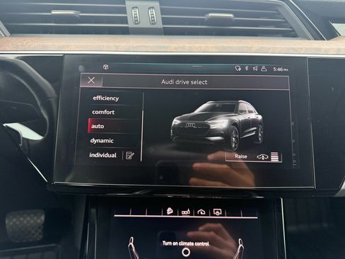Used 2019 Audi e-tron Premium Plus image 38