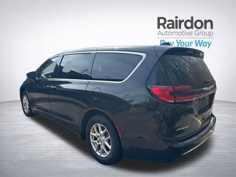Used 2023 Chrysler Pacifica Touring-L image 5