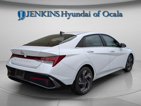 Certified 2025 Hyundai Elantra SEL image 3