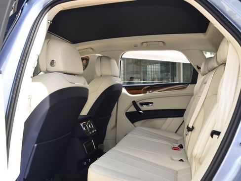 Used 2019 Bentley Bentayga AWD/4WD image 14