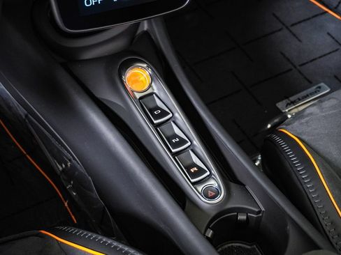 Used 2026 McLaren Artura Spider RWD image 34
