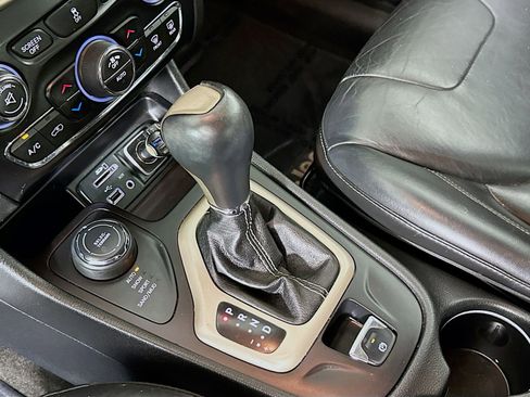 Used 2015 Jeep Cherokee Limited AWD/4WD image 17