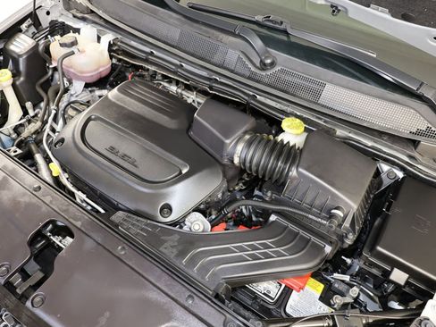 Used 2024 Chrysler Pacifica Touring-L image 38