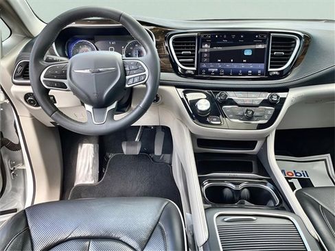 Used 2023 Chrysler Pacifica Limited image 21