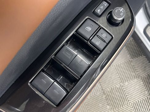 Used 2025 Toyota Crown Limited image 17