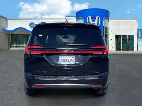 Used 2024 Chrysler Pacifica Limited w/ Uconnect Theater Family Group image 5