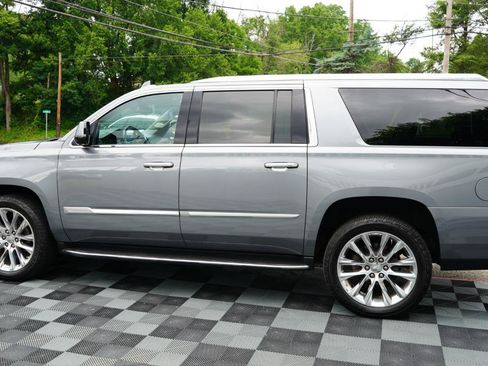 Used 2019 Cadillac Escalade ESV Luxury AWD/4WD image 19