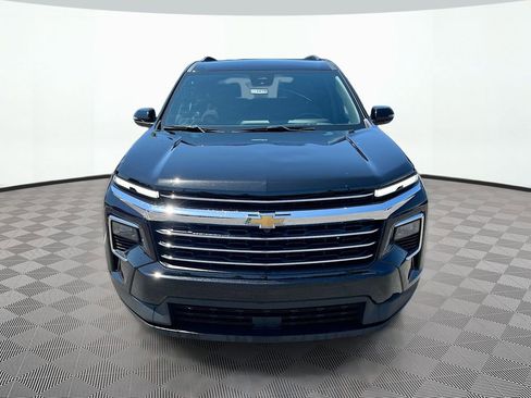 Used 2025 Chevrolet Traverse LT FWD image 2