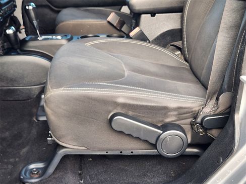 Used 2016 Jeep Wrangler Unlimited Sahara image 21