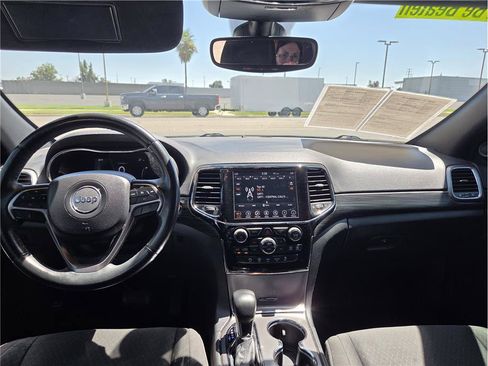 Used 2019 Jeep Grand Cherokee Laredo RWD image 13