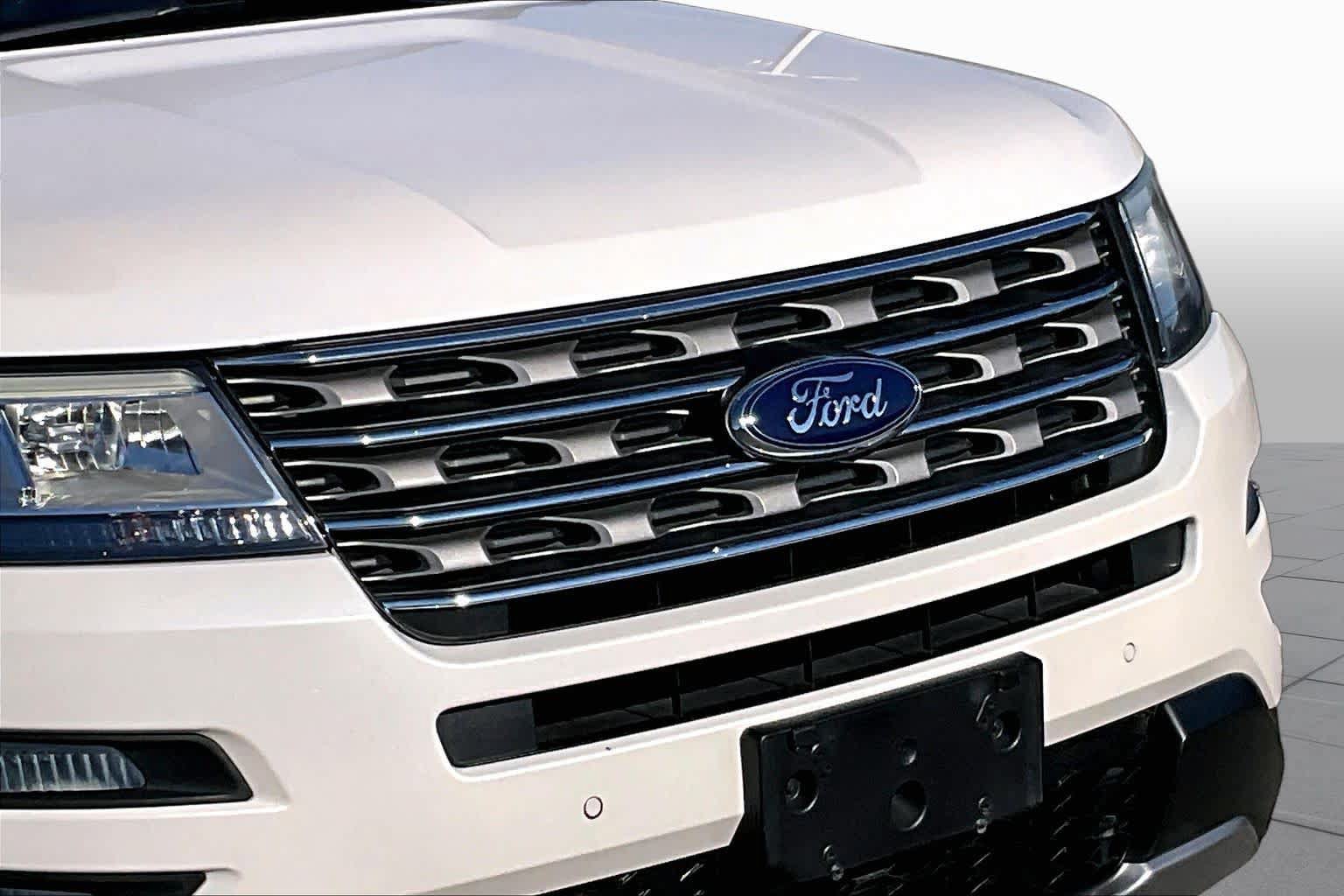 Used 2017 Ford Explorer XLT w/ Equipment Group 202A FWD image 25
