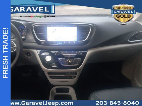 Used 2022 Chrysler Pacifica Touring-L FWD image 3