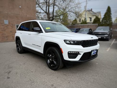 Used 2023 Jeep Grand Cherokee Limited w/ Black Appearance Package AWD/4WD image 3