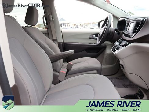 Used 2017 Chrysler Pacifica LX image 9