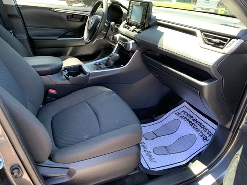 Used 2020 Toyota RAV4 LE w/ Carpet Mat Package AWD/4WD image 40