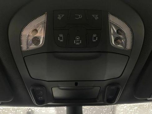Used 2025 Chrysler Pacifica Limited FWD image 25